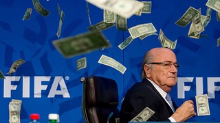 600 đô la TIỀN THẬT ném vào mặt Blatter được trả lại không thiếu một xu