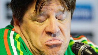 HY HỮU: Vừa vô địch Gold Cup, HLV tuyển Mexico bị sa thải vì... đấm phóng viên