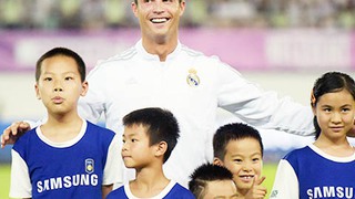 Cristiano Ronaldo gây sốt với cú đánh gót mà không cần nhìn