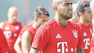 Vidal bị 'xỏ háng' ngay ở lần đá ma đầu tiên tại Bayern Munich