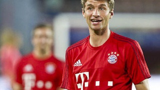 VIDEO: Thomas Mueller khiến hậu vệ Milan 'phát điên' khi theo kèm