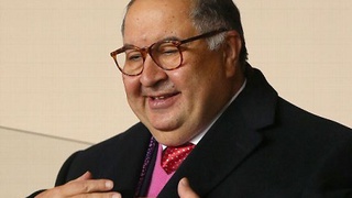 Usmanov: ‘HLV Wenger đã hy sinh 10 năm trắng tay vì xây sân Emirates’