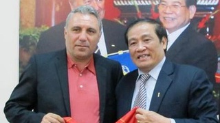 Hristo Stoichkov: 'Louis van Gaal đang phá hủy Man United'