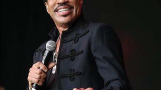 Lionel Richie được trao giải Nhân vật MusiCares của năm 2016