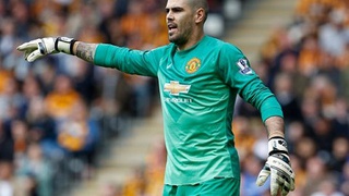 Van Gaal đăng ký Victor Valdes vào danh sách dự Premier League cho... đủ người