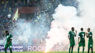 Hoãn trận Malaysia-Saudi Arabia do CĐV làm loạn