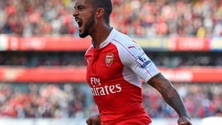 Arsenal 2-0 Stoke City: Walcott và Giroud ghi bàn, Arsenal thắng trận đầu trên sân nhà