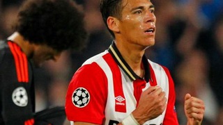 Hector Moreno lại đạp bóng thô bạo khiến đối thủ nằm sân