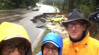 Người dẫn chương trình thời tiết dính 'mưa đá' vì 'tự sướng' trong lũ lụt