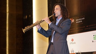 Kenny G ăn tối cũng mang theo kèn