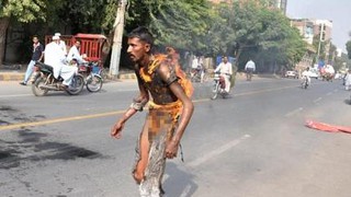 Sốc với cảnh anh thanh niên Pakistan bốc cháy trên phố