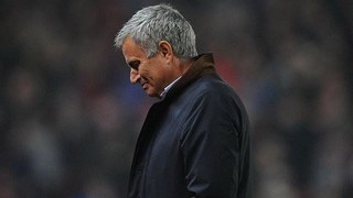 Mourinho bỏ vào phòng thay đồ ngay sau khi Chelsea bị gỡ hòa