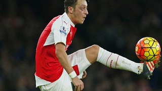 Bóng cứ rời chân của Mesut Oezil là Arsenal có cơ hội ghi bàn