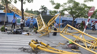 Sập cần cẩu thi công trụ sở ngân hàng khiến 2 người thương vong