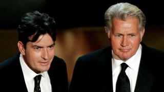 Cha Charlie Sheen ca ngợi con trai “can đảm” thừa nhận nhiễm HIV