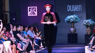 Người mẫu mặc áo tứ thân đi chân đất, guốc mộc trong show 'Duyên'