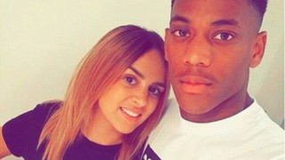 Vợ của Martial nhầm sân Emirates thành... sân Old Trafford