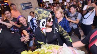 Rita Ora và nhóm nhạc Hàn Lucky J bất ngờ với fan Việt ở sân bay