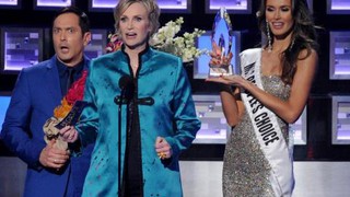 VIDEO: Màn trao nhầm vương miện Hoàn vũ bị chế nhạo tơi bời tại People's Choice Awards