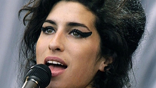 Amy Winehouse được đề cử Nữ ca sĩ xuất sắc nhất 4 năm sau khi mất