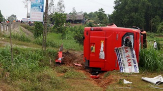 CẬN CẢNH: Xe khách lật nhào trên QL 1A, 19 người về quê đón Tết bị thương