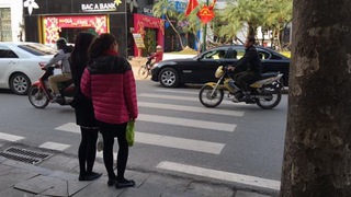 Người đi bộ ở Hà Nội... muốn khóc!