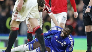 SỐC cho Chelsea: Kurt Zouma phải ngồi ngoài 6 tháng vì chấn thương đầu gối