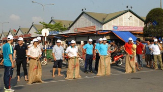 Teambuilding: Chơi trò nhảy bao bố vui không tả được