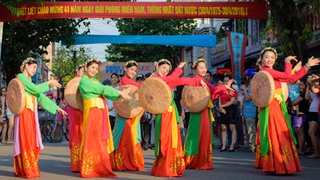 Festival Huế: Bất chấp nắng nóng, người dân xuống đường đón lễ hội đường phố