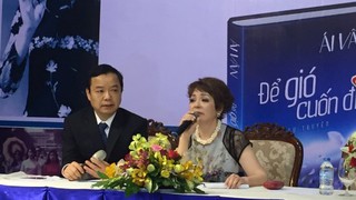 Viết tự truyện theo di nguyện của cha, Ái Vân bật khóc, xóa 8.808 chữ