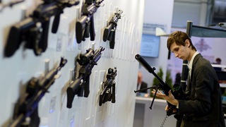 Kalashnikov 'khoe' súng trường AK cải tiến, súng bắn tỉa Dragunov nâng cấp...