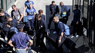 Tuyển Italy về nước trong sự chào đón của các tifosi