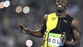 Usain Bolt quay lại mỉm cười với đối thủ trước khi cán đích