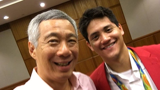 Thủ tướng Lý Hiển Long xin phép được 'selfie' với Joseph Schooling