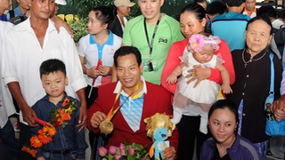 'Người hùng' Văn Công khuấy động sân bay Tân Sơn Nhất