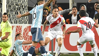 Argentina bị Peru cầm hòa 2-2: Nỗi nhớ Messi và cơn ám ảnh chiến thắng