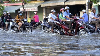 Họa vô đơn chí: Triều cường đỉnh điểm, kết hợp mưa lớn vào đúng giờ cao điểm