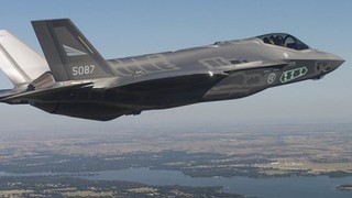 Chiến đấu cơ tàng hình F-35 từ boong tàu sân bay Mỹ đáng sợ thế nào?