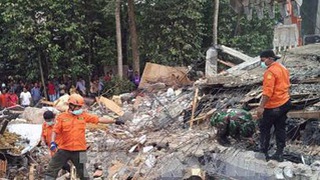 Động đất ở Indonesia: 50 người vẫn mắc kẹt trong đống đổ nát
