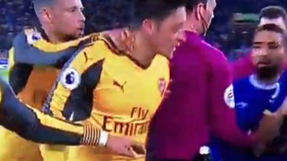 NÓNG: Oezil phát điên, định tẩn nhau với người 'phá lưới' Arsenal