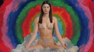 Kendall Jenner mặc bikini ngồi thiền, 'luyện chưởng' quái dị trong quảng cáo mới