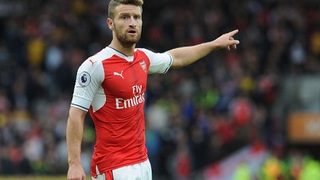 CĐV Arsenal sống trong hy vọng khi Mustafi và Welbeck trở lại