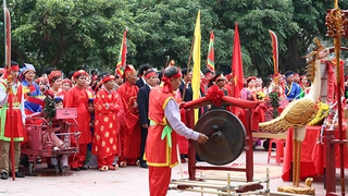 Không chém lợn giữa sân đình tại lễ hội làng Ném Thượng