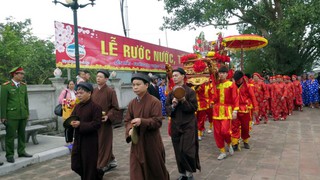 Thực hành nghi lễ rước nước, tế cá tại lễ hội đền Trần