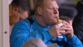 Nhà cái nguy cơ bị phạt nặng vì... thủ môn béo ăn hambuger trong trận gặp Arsenal