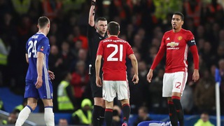 Vì sao trọng tài Michael Oliver bị coi là 'hung thần' của Man United?