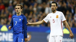 Busquets biến Griezmann, Kante thành 'gã hề' với tuyệt kĩ 'xoay compa'