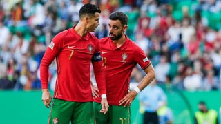 Tin nóng bóng đá sáng 16/11: Fernandes úp mở về vấn đề với Ronaldo