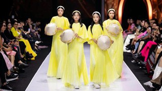 Học trò Xuân Lan - Trịnh Khánh Ngọc thần thái trên sàn diễn thời trang 