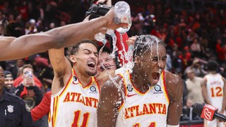 MXH trở nên "bấn loạn" trước cú ném buzzer-beater không tưởng của sao trẻ Atlanta Hawks